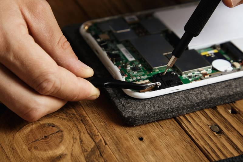 Réparation d’écran de smartphone à domicile certifiée QualiRépar : intervention rapide avec Bonus Réparation en PACA